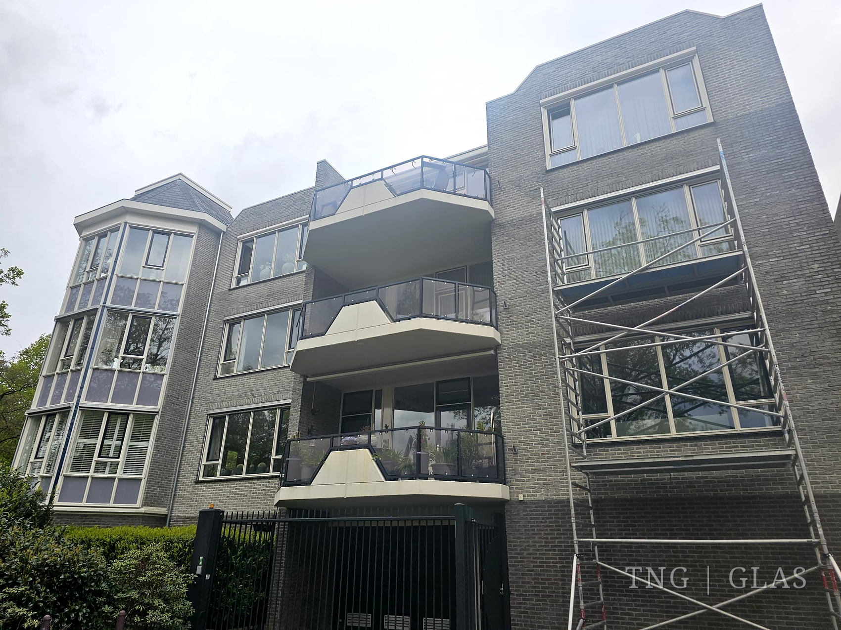 Appartementencomplex in Veenendaal met glasrekken tijdens de vervanging van 294 ruiten
