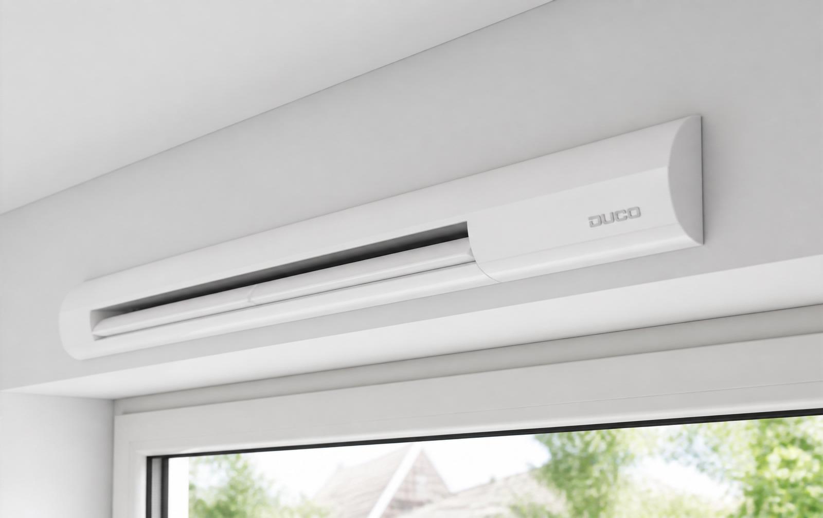 Zelfregelend ventilatierooster boven een raam voor gezonde binnenlucht